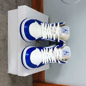 Air jordan 1 mid kentucky blue